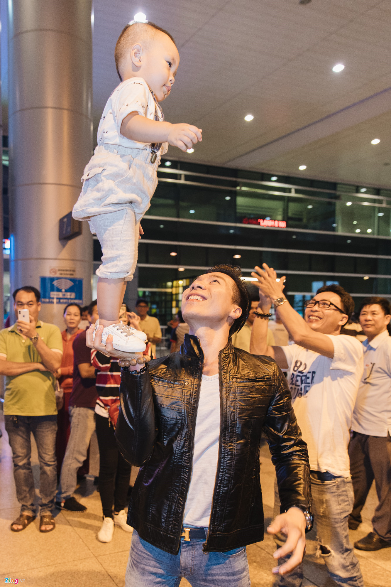 Quốc Cơ, Quốc Nghiệp ôm cha mẹ và òa khóc ở sân bay